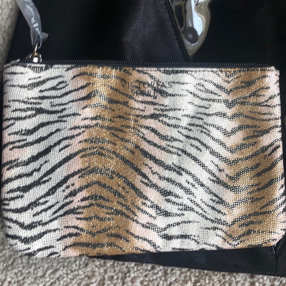 VICTORIA’S SECRET BLACK TOTE WITH MAKEUP BAG - Picture 3 of 5